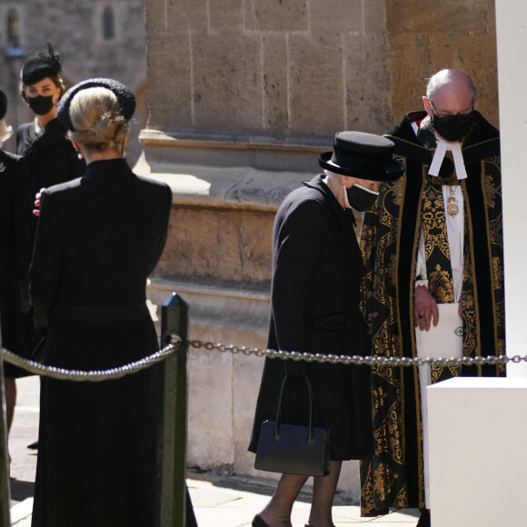 La reine Elizabeth II d'Angleterre et le doyen de Windsor aux funérailles du prince Philip, duc d'Edimbourg à la chapelle Saint-Georges du château de Windsor. Le 17 avril 2021.