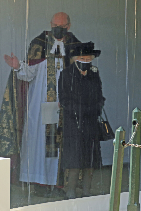 La reine Elizabeth II d'Angleterre et le doyen de Windsor aux funérailles du prince Philip, duc d'Edimbourg à la chapelle Saint-Georges du château de Windsor. Le 17 avril 2021.