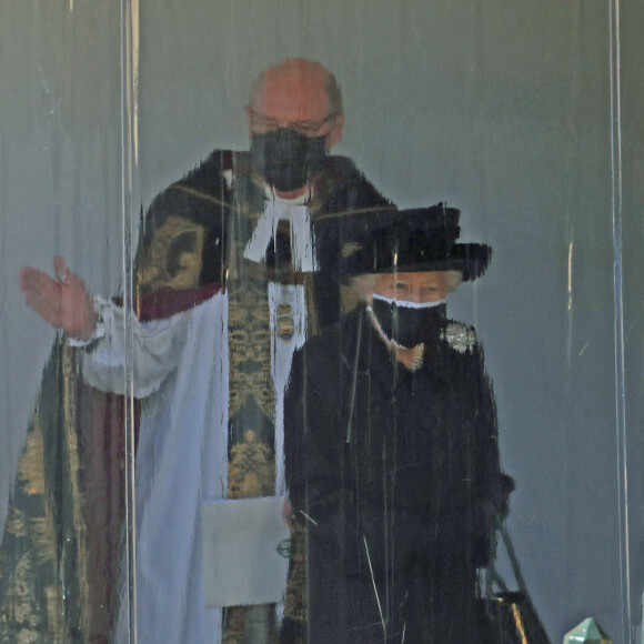 La reine Elizabeth II d'Angleterre et le doyen de Windsor aux funérailles du prince Philip, duc d'Edimbourg à la chapelle Saint-Georges du château de Windsor. Le 17 avril 2021.