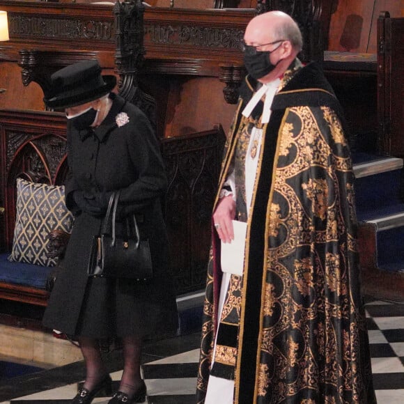 La reine Elizabeth II d'Angleterre assiste aux funérailles de son défunt mari, le prince Philip, duc d'Edimbourg à la chapelle Saint-Georges du château de Windsor. Le 17 avril 2021.