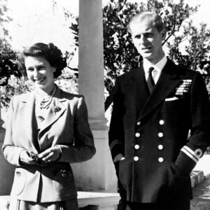 La reine Elizabeth II et son défunt mari, le prince Philip, duc d'Edinbourgh, au jardin de la Villa Guardamangia à Malte. Le 25 novembre 1949.