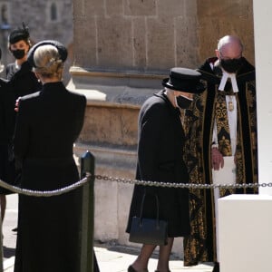 La reine Elisabeth II d'Angleterre, l'évêque David Conner, Camilla Parker Bowles, la duchesse de Cornouailles, Catherine Kate Middleton, la duchesse de Cambridge - Arrivées aux funérailles du prince Philip, duc d'Edimbourg à la chapelle Saint-Georges du château de Windsor, le 17 avril 2021. 