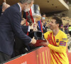 Le roi Felipe VI d'Espagne remet le trophée à Lionel Messi à la fin de la finale de la Coupe du Roi oppossant le FC Barcelone à l'Athletic Bilbao au stade La Cartuja à Séville, Espagne, le 17 avril 2021. © Jack Abuin/Zuma Press/Bestimage