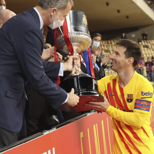 Le roi Felipe VI d'Espagne remet le trophée à Lionel Messi à la fin de la finale de la Coupe du Roi oppossant le FC Barcelone à l'Athletic Bilbao au stade La Cartuja à Séville, Espagne, le 17 avril 2021. © Jack Abuin/Zuma Press/Bestimage