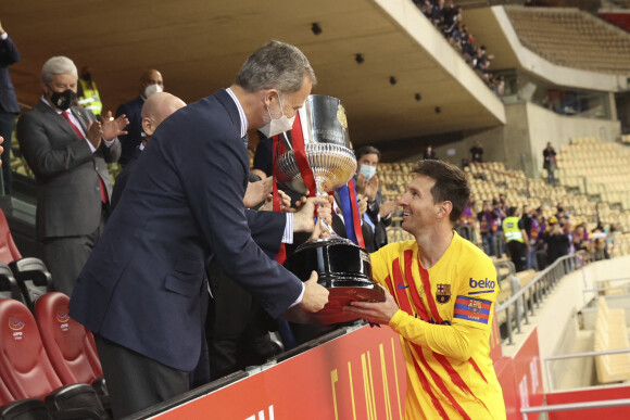 Le roi Felipe VI d'Espagne remet le trophée à Lionel Messi à la fin de la finale de la Coupe du Roi oppossant le FC Barcelone à l'Athletic Bilbao au stade La Cartuja à Séville, Espagne, le 17 avril 2021. © Jack Abuin/Zuma Press/Bestimage