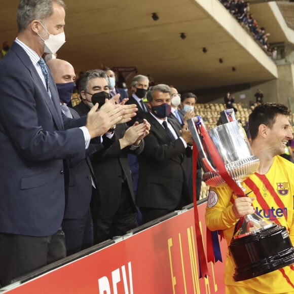 Le roi Felipe VI d'Espagne remet le trophée à Lionel Messi à la fin de la finale de la Coupe du Roi oppossant le FC Barcelone à l'Athletic Bilbao au stade La Cartuja à Séville, Espagne, le 17 avril 2021. © Jack Abuin/Zuma Press/Bestimage