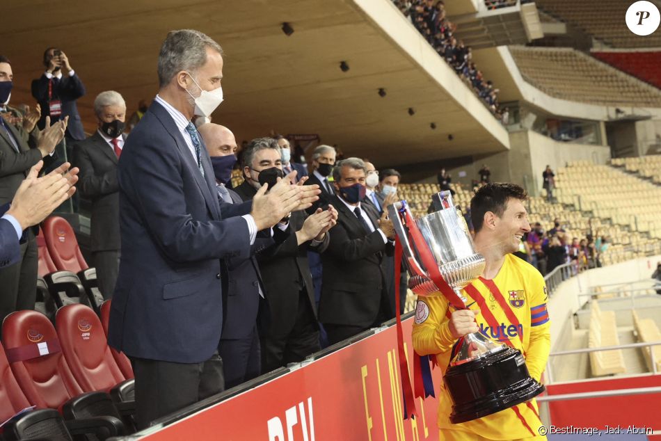 Le roi Felipe VI d'Espagne remet le trophée à Lionel Messi à la fin de la finale de la Coupe du Roi oppossant le FC Barcelone à l'Athletic Bilbao au stade La Cartuja à Séville, Espagne, le 17 avril 2021. © Jack Abuin/Zuma Press/Bestimage