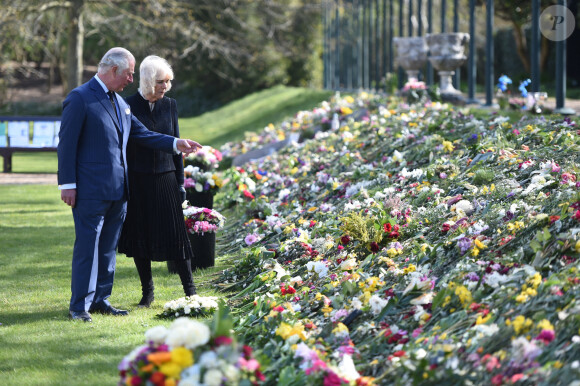 Le prince Charles, prince de Galles et la duchesse de Cornouailles Camila Parker-Bowles passent en revue les hommages au prince Philip dans les jardins de Marlborough House à Londres le 15 avril 2021.