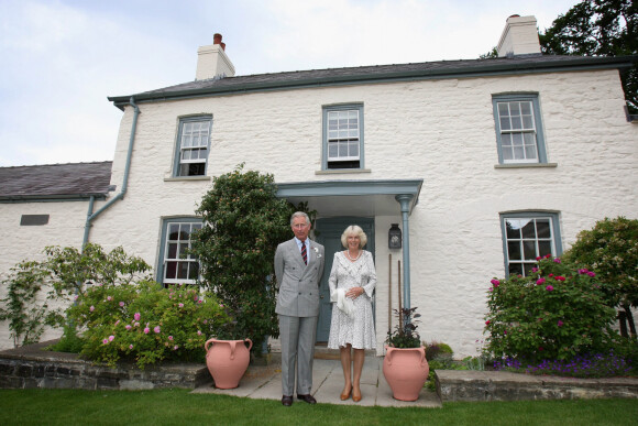 Le prince Charles et son épouse Camilla dans leur cottage de Llwynywermod, au pays de Galles, en 2009.