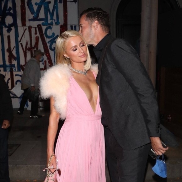 Paris Hilton et son fiancé Carter Reum quittent le Craig's à l'issue d'une soirée pré-cérémonie des Oscars. Los Angeles, le 21 avril 2021.