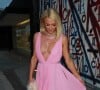 Sublime en robe rose décolletée Valentino, Paris Hilton a assisté à une soirée pré-cérémonie des Oscars au restaurant "Craig's" à Los Angeles.