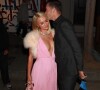 Paris Hilton et son fiancé Carter Reum quittent le Craig's à l'issue d'une soirée pré-cérémonie des Oscars. Los Angeles, le 21 avril 2021.