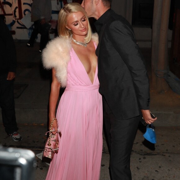 Paris Hilton et son fiancé Carter Reum quittent le Craig's à l'issue d'une soirée pré-cérémonie des Oscars. Los Angeles, le 21 avril 2021.