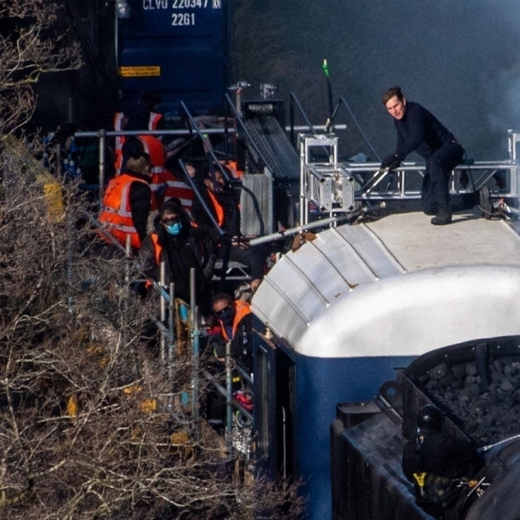 Tom Cruise tourne une scène du film "Mission Impossible 7" dans le comté du Yorkshire, en Angleterre. Le 21 avril 2021.