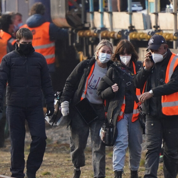 Tom Cruise et Hayley Atwell tournent une scène du film "Mission Impossible 7" dans le comté du Yorkshire, en Angleterre. Le 20 avril 2021.