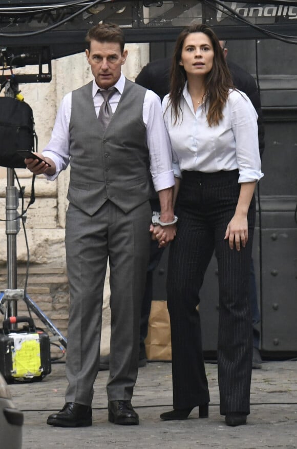 Tom Cruise et Hayley Atwell sur le tournage de "Mission Impossible 7" à Rome, le 13 octobre 2020.