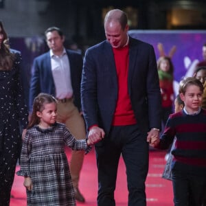 Le prince William, duc de Cambridge, et Catherine (Kate) Middleton, duchesse de Cambridge, avec leurs enfants le prince George, la princesse Charlotte et le prince Louis ont assisté à un spectacle donné en l'honneur des personnes qui ont été mobilisées pendant la pandémie au Palladium à Londres, Royaume Uni, le 11 décembre 2020.