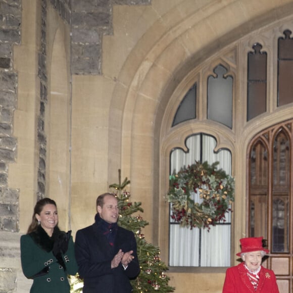 Catherine Kate Middleton, duchesse de Cambridge, le prince William, duc de Cambridge, la reine Elisabeth II d'Angleterre, le prince Charles, prince de Galles, Camilla Parker Bowles, duchesse de Cornouailles - La famille royale se réunit devant le chateau de Windsor pour remercier les membres de l'Armée du Salut et tous les bénévoles qui apportent leur soutien pendant l'épidémie de coronavirus (COVID-19) et à Noël le 8 décembre 2020.