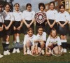 Kate Middleton avec l'équipe de tennis de l'école St Andrew (photo de l'album de 1995, sa dernière année, à 13 ans), où elle fut scolarisée de 1986 à 1995. Elle est restée dans les annales comme une grande championne, douée pour tous les sports !