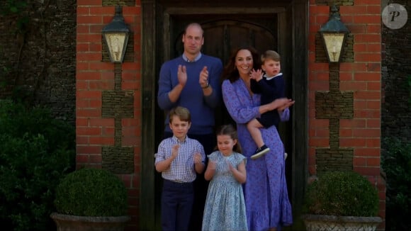 Le prince William, Kate Middleton et leurs trois enfants (George, Charlotte et Louis). Captures d'écran d'une vidéo inédite de la famille royale avec Stephen Fry. Le 23 avril 2020, pendant leur premier confinement à Anmer Hall, dans le Norfolk.