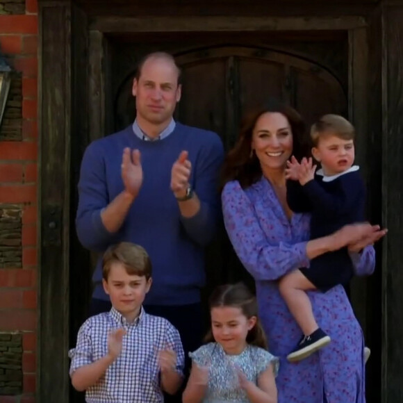 Le prince William, Kate Middleton et leurs trois enfants (George, Charlotte et Louis). Captures d'écran d'une vidéo inédite de la famille royale avec Stephen Fry. Le 23 avril 2020, pendant leur premier confinement à Anmer Hall, dans le Norfolk.
