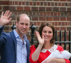 Le prince William et Kate Middleton présentent leur troisième enfant, le prince Louis, devant l'hôpital St Marys de Londres, le 23 avril 2018.