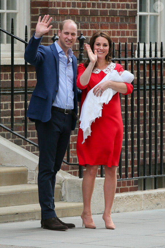 Le prince William et Kate Middleton présentent leur troisième enfant, le prince Louis, devant l'hôpital St Marys de Londres, le 23 avril 2018.