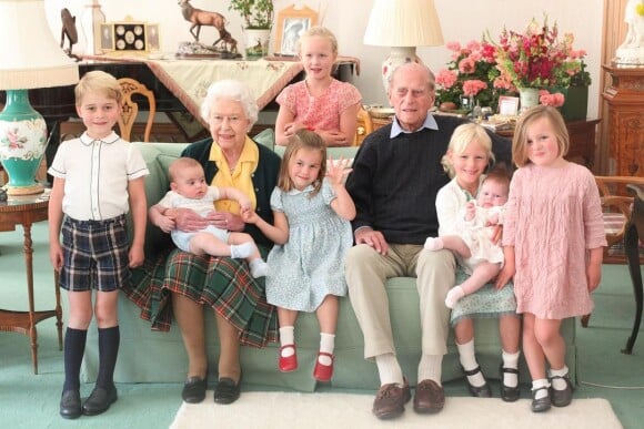 Elizabeth II, son mari le prince Philip et leurs arrières-petits-enfants au château de Balmoral en 2018. Photo dévoilé sur Instagram en avril 2021.