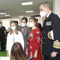 Letizia et Felipe d'Espagne de sortie avec Leonor et Sofia, qui piquent déjà les vêtements de maman