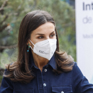 La reine Letizia d'Espagne assiste à la présentation du rapport "Groupe de travail sur le rôle des femmes dans l'internationalisation de l'économie espagnole", à Madrid, le 16 avril 2021.