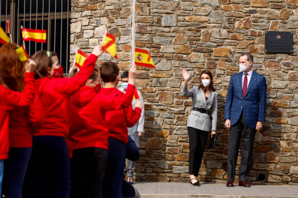 Le roi Felipe VI d'Espagne et la reine Letizia d'Espagne visite l'école "Maria Moliner" lors de sa visite officielle en Andorre, le 26 mars 2021.
