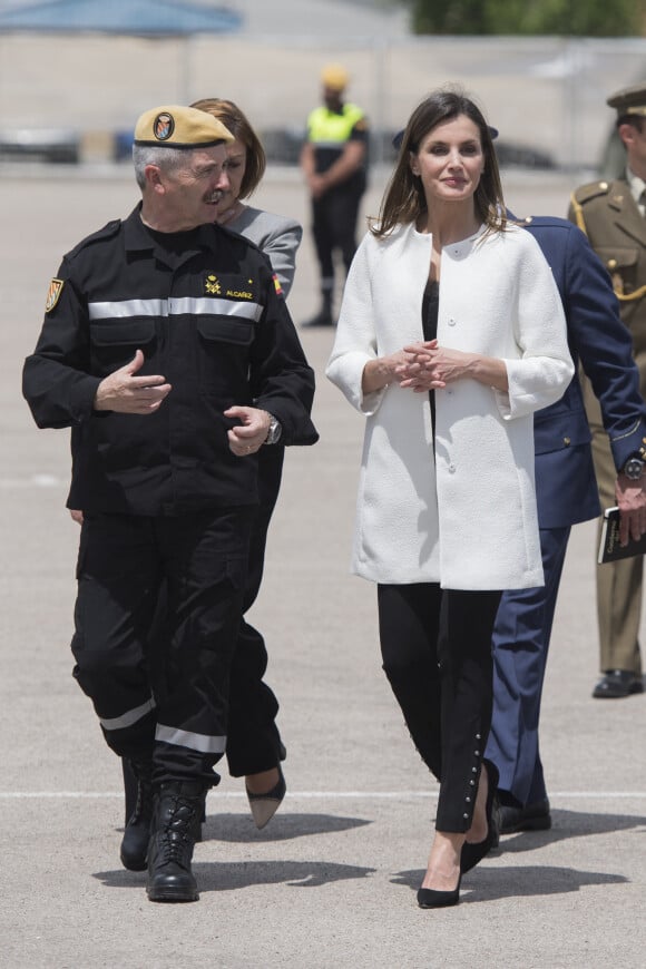 La reine Letizia d'Espagne (en manteau blanc Adolfo Domínguez) visite le quartier général des "Unitad Militar de Emergencias (UME)" à Madrid le 18 mai 2018.