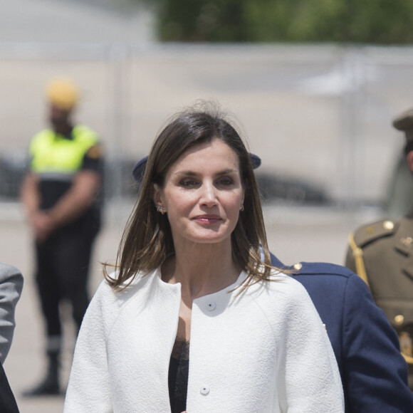 La reine Letizia d'Espagne (en manteau blanc Adolfo Domínguez) visite le quartier général des "Unitad Militar de Emergencias (UME)" à Madrid le 18 mai 2018.