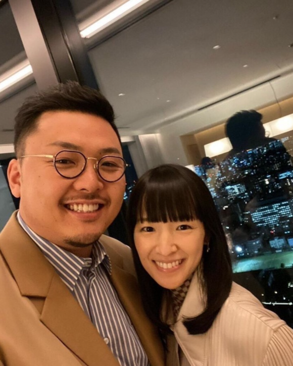 Marie Kondo et son mari Takumi Kawahara. Février 2021.