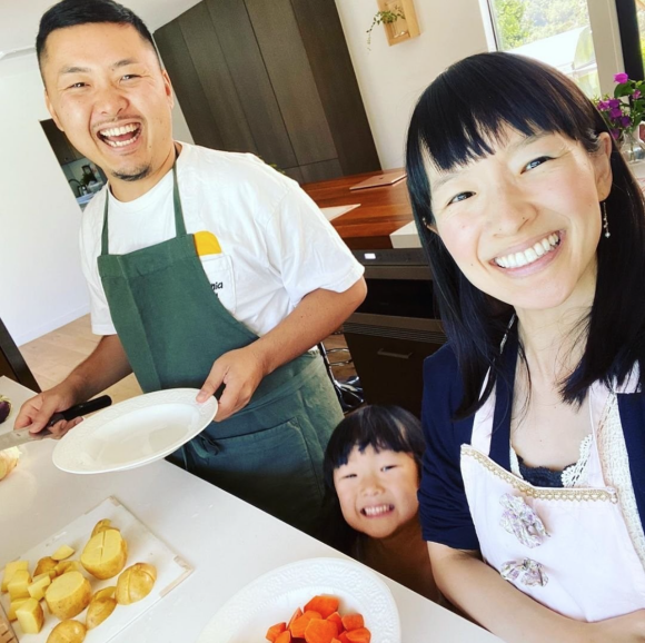 Marie Kondo, son mari Takumi Kawahara et leur fille Miko. Novembre 2020.