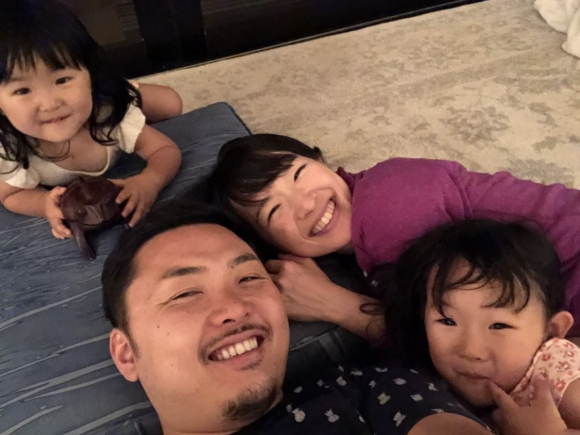 Marie Kondo, son mari Takumi Kawahara et leurs deux filles Satsuki et Miko. Juillet 2020.