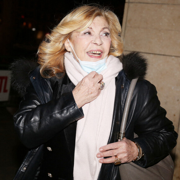 Exclusif - La chanteuse Nicoletta quitte les studios de RTL à Paris. © Panoramic / Bestimage