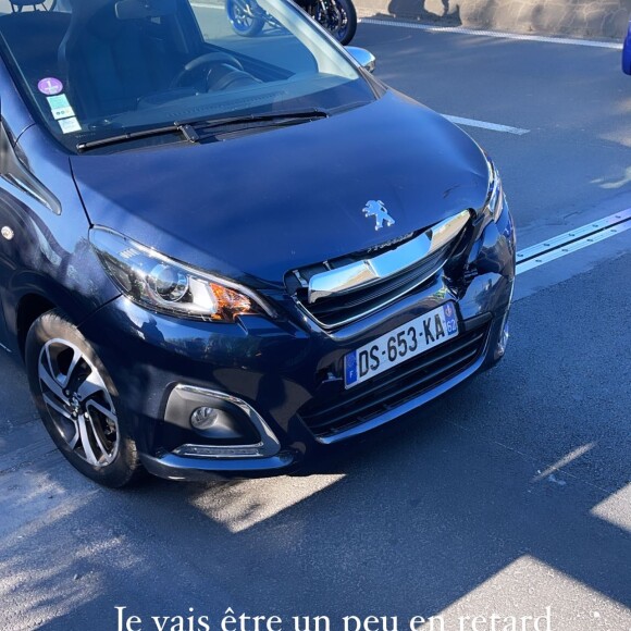 Sur Instagram, Camille Cerf montre un aperçu de son accident de voiture, survenu le 26 avril 2021.