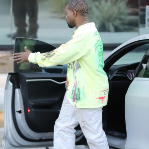 Exclusif - Kanye West arrive à son bureau en voiture à Los Angeles le 29 janvier 2019.