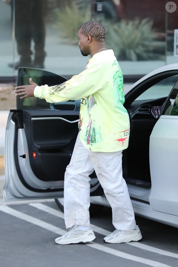 Exclusif - Kanye West arrive à son bureau en voiture à Los Angeles le 29 janvier 2019.
