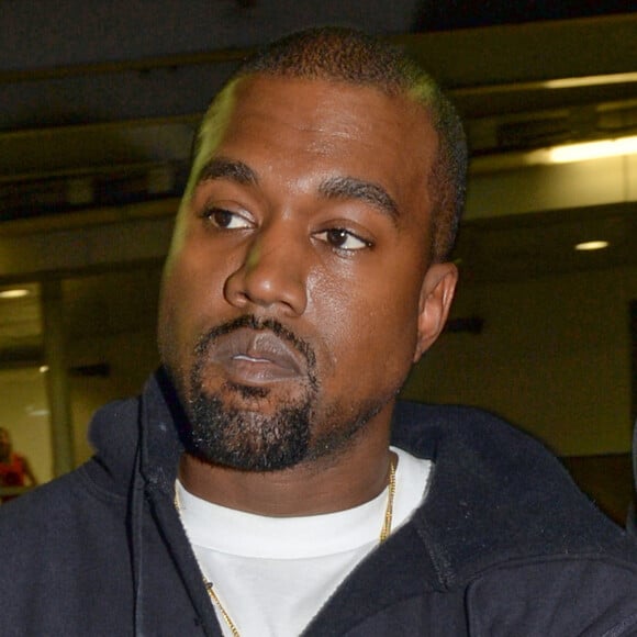 Kanye West arrive à l'aéroport de Miami. Il signe des autographes à ses fans, et même les baskets de sa marque