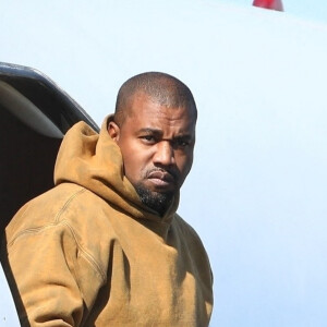 Exclusif  - Première apparition de Kanye West, depuis l'annonce de son divorce avec K. Kardashian, à la descente d'un jet privé à l'aéroport Van Nuys à Los Angeles, le 24 janvier 2021.