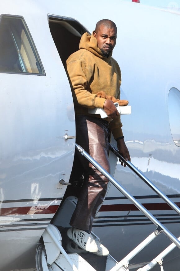 Exclusif  - Première apparition de Kanye West, depuis l'annonce de son divorce avec K. Kardashian, à la descente d'un jet privé à l'aéroport Van Nuys à Los Angeles, le 24 janvier 2021.