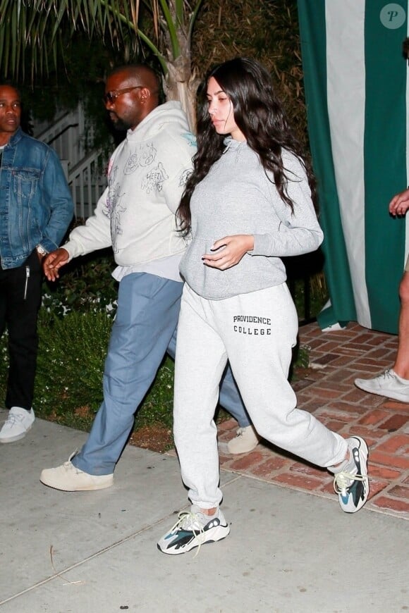 Exclusif - Kim Kardashian (sans maquillage) et son mari Kanye West à la sortie d'un dîner au Bungalow à Santa Monica le 18 août 2019. Kim avait choisi une tenue en accord avec son mauillage : plutôt décontractée. Un petit combo gagnant sweat uni, jogging basket pour madame et Kanye West arborait une attelle au poignet gauche.