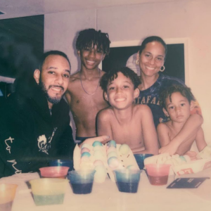 Alicia Keys, son mari Swizz Beatz, le fils de Swizz, Kasseem Jr. et ses deux autres garçons (avec Alicia Keys), Egypt et Genesis. Avril 2020.