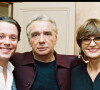 Archives - Michel Sardou avec sa femme Anne-Marie et son fils Davy au Théâtre de la Porte Saint Martin à Paris en 2002