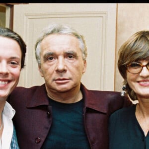 Archives - Michel Sardou avec sa femme Anne-Marie et son fils Davy au Théâtre de la Porte Saint Martin à Paris en 2002