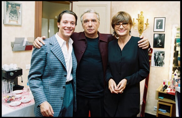 Archives - Michel Sardou avec sa femme Anne-Marie et son fils Davy au Théâtre de la Porte Saint Martin à Paris en 2002