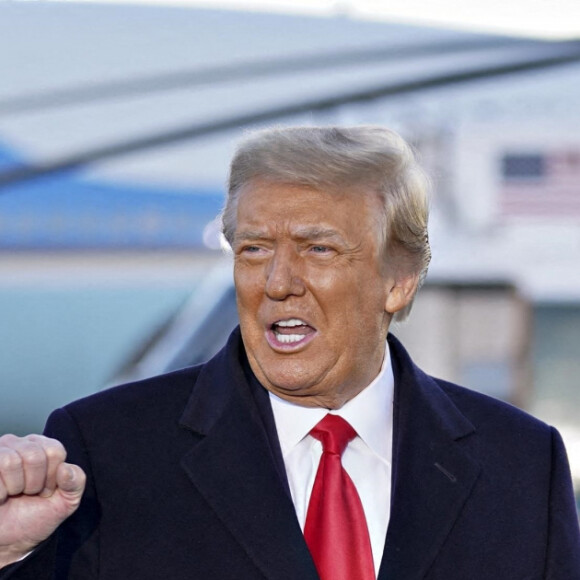Donald Trump et sa femme Melania arrivent sur la base Andrews, après avoir quitté la Maison Blanche à Washington avant l'investiture du nouveau président. Le 20 janvier 2021.