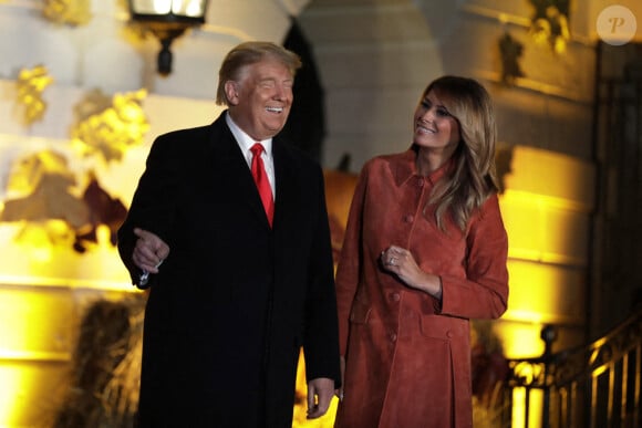 L'ex-président des États-Unis Donald Trump et son épouse Melania Trump reçoivent des enfants déguisés à la Maison Blanche pour Halloween. Washington, le 25 octobre 2020.